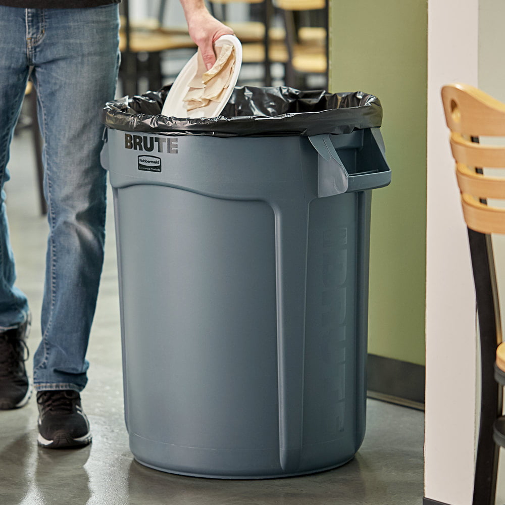 BRUTE 32 Gallon Gray Round Trash Can
